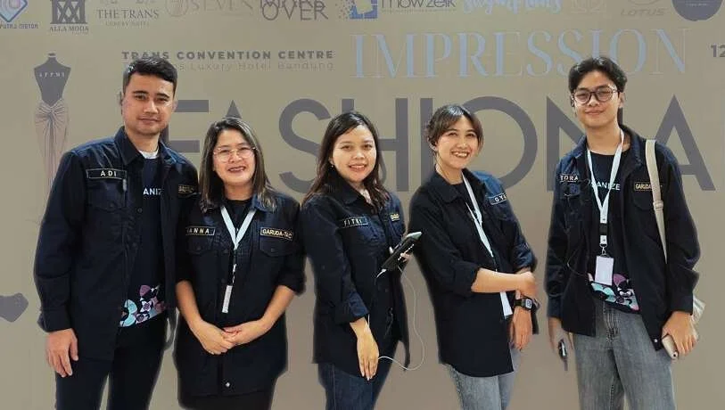 Tim Touch Production berfoto bersama
